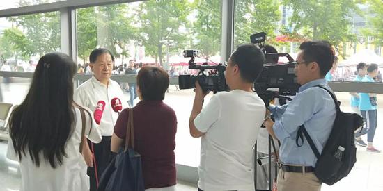 陸金龍理事(shi)長接受無錫電視(shi)台新聞頻道、今晚(wǎn)60分、第一看點等記(ji)者采訪