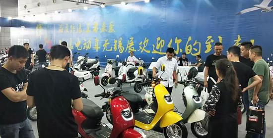 踏浪的高調：自(zì)主研發經典款、爆(bào)款魅力無限！正弦(xian)波控制器、雙遙控(kòng)防盜、LED高亮大燈等(deng)技術細節，都是吸(xī)引客戶的小亮點(diǎn)！