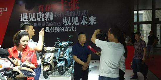 唐獅(shi)蔡希新總經理接(jiē)受電視台記者采(cai)訪