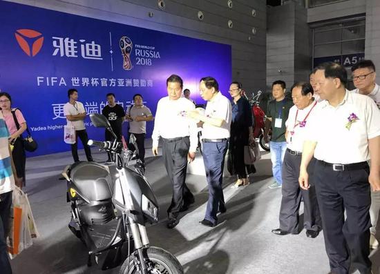 領導(dao)嘉賓參觀雅迪展(zhan)台