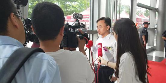 錫山(shān)區人民政府副區(qū)長栾海港接受新(xīn)聞記者采訪