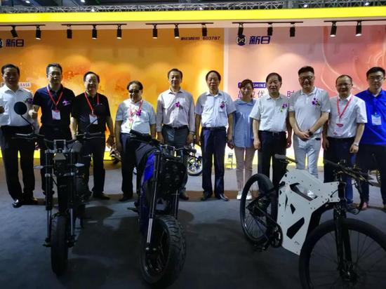 領(lǐng)導嘉賓參觀新日(ri)展台